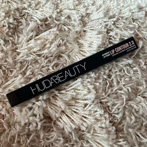 New HUDA lip contour 2.0 automatic matte lip pencil in shade Nocturnal